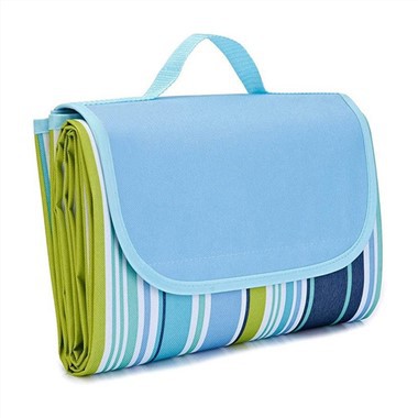 menggulung selimut piknik